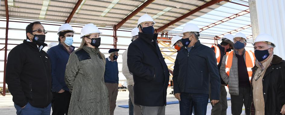Visita a la fábrica de durmientes en Florida El ministro junto a autoridades de Florida y técnicos en la fábrica de durmientes.