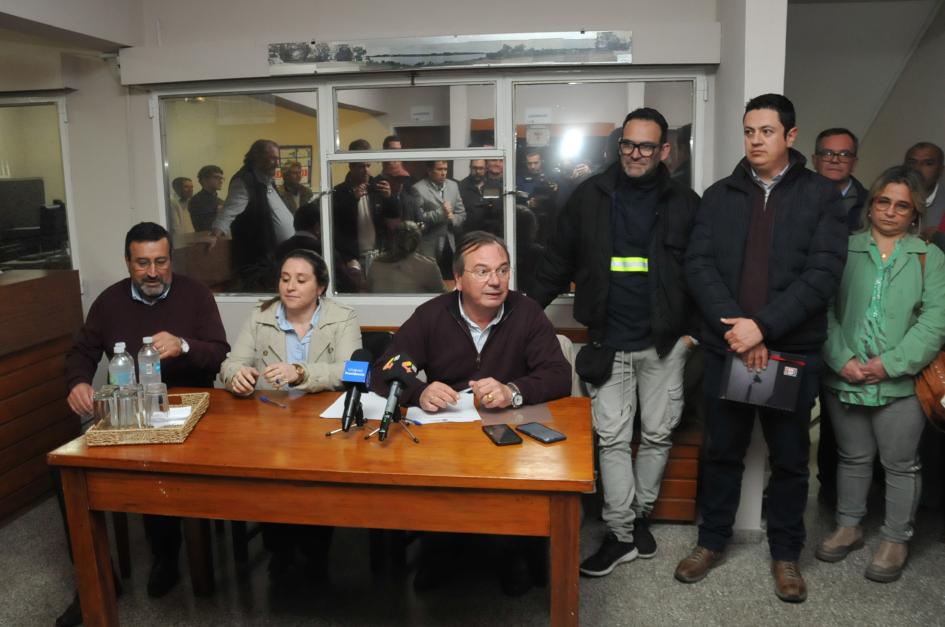 Ministro Falero habilitó encendido de nuevas luces en rutas de Salto Ministro Falero habilitó encendido de nuevas luces en rutas de Salto
