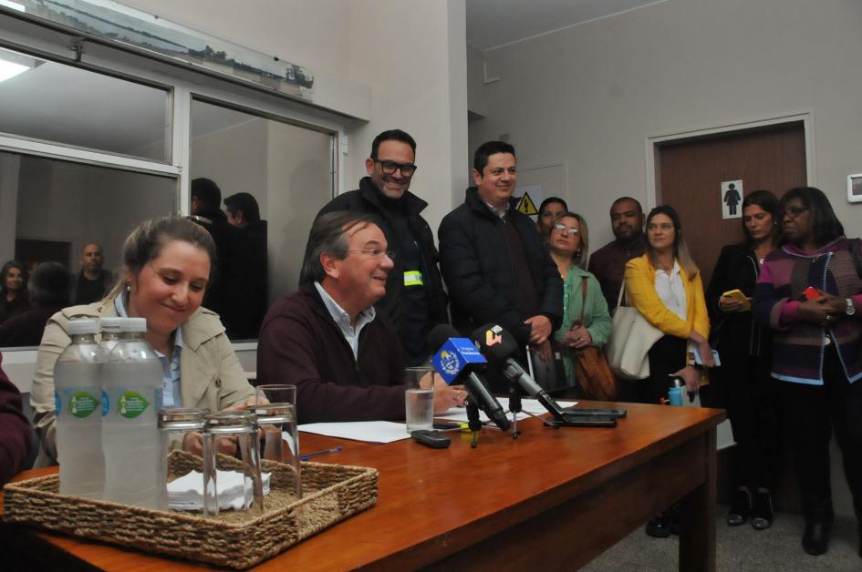 Ministro Falero habilitó encendido de nuevas luces en rutas de Salto Ministro Falero habilitó encendido de nuevas luces en rutas de Salto