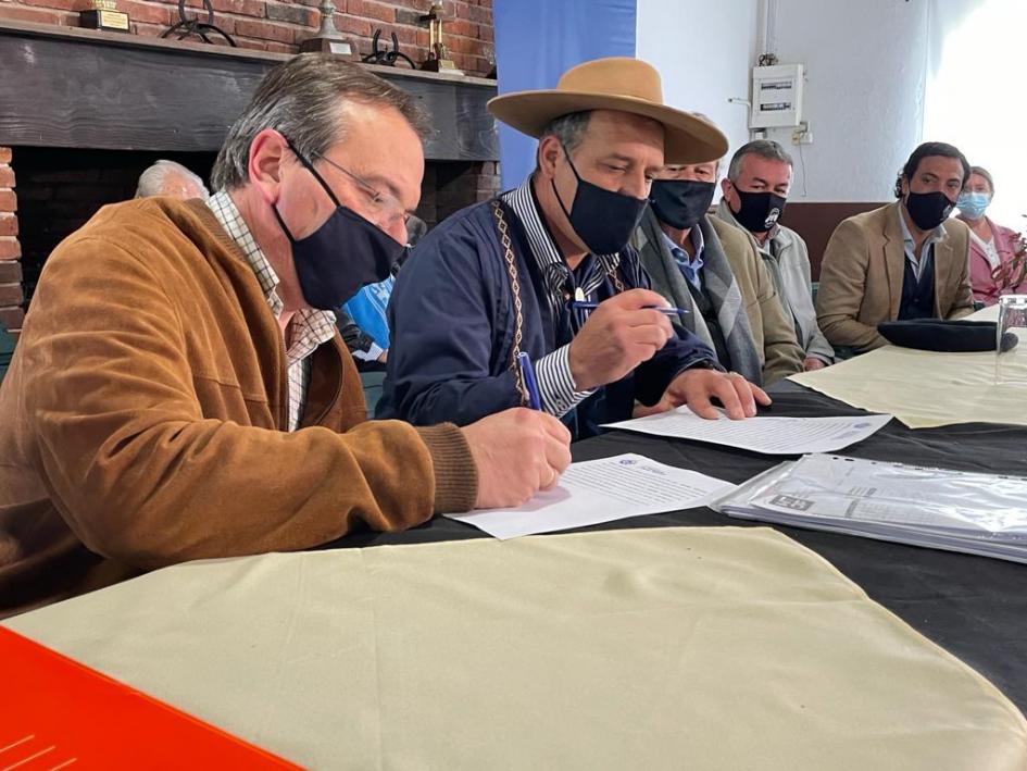 Ministro Falero firmando convenio social con Sociedad Los Coronillas Ministro Falero firmando convenio social con Sociedad Los Coronillas