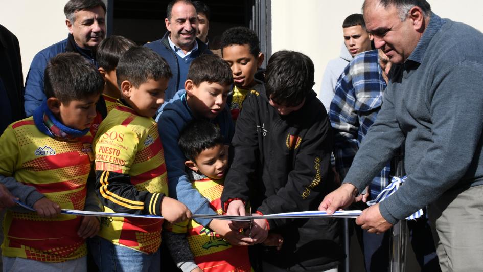 Niños del club de baby fútbol Flor de Maroñas cortan cinta de inauguración