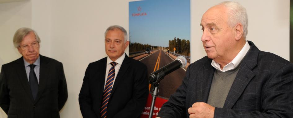 Ministro Rossi inaugurando la oficina sede de FONOPLATA