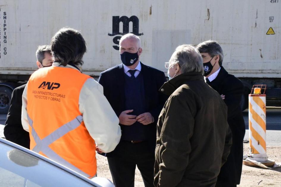 Juan J. Olaizola recorriendo obras en Acceso Norte de rambla portuaria de Montevideo