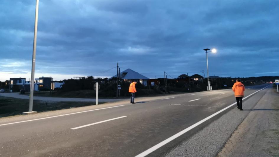 Técnicos del MTOP inspeccionan luminosidad de nuevas luminarias de ruta 10, José Ignacio