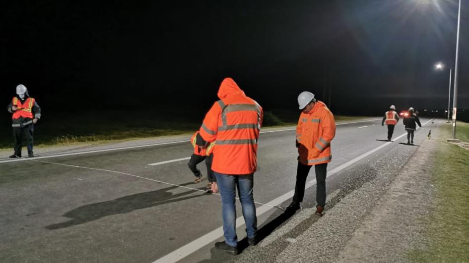 Técnicos del MTOP inspeccionan luminosidad de nuevas luminarias de ruta 10, José Ignacio