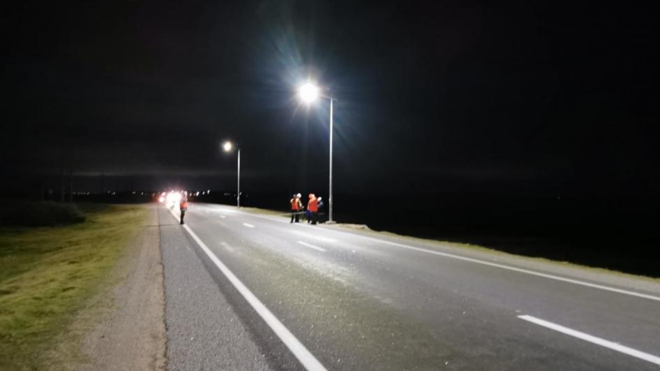 Técnicos del MTOP inspeccionan luminosidad de nuevas luminarias de ruta 10, José Ignacio