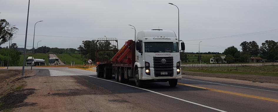 Camión circulando por ruta Camión circulando por ruta