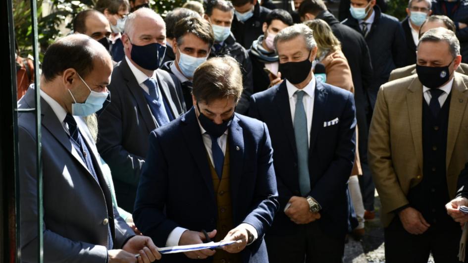 Se inauguraron obras en centro de atención a mujeres en situación de calle Presidente Lacalle Pou corta la cinta de inauguración