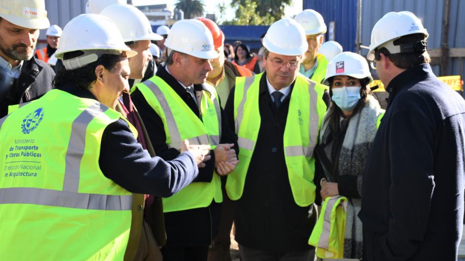 Avanza la construcción del futuro hospital del Cerro Ministro José Luis Falero, Álvaro Delgado y Leonardo Cipriani recorren la obra