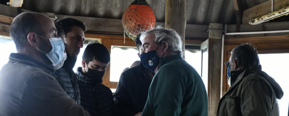 Recorrida del ministro por Rocha El ministro reunido con vecinos en Rocha