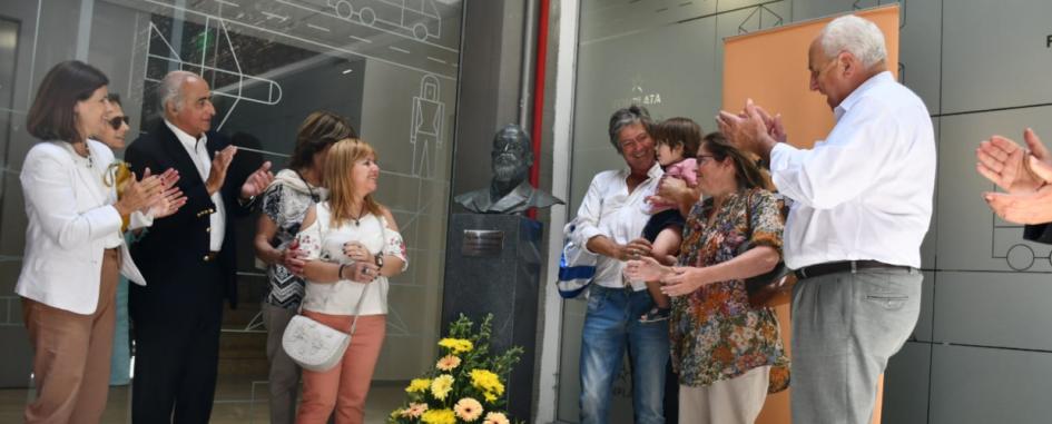 Homenaje a Lamolle Edificio de MTOP donde se coloco el busto