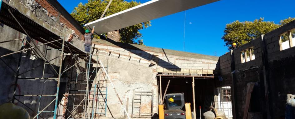 Construcción de piscina cerrada en Lira. Foto: Facebook Centro Recreativo Lira Uruguaya Construcción de piscina cerrada en club Lira de Santiago Vázquez