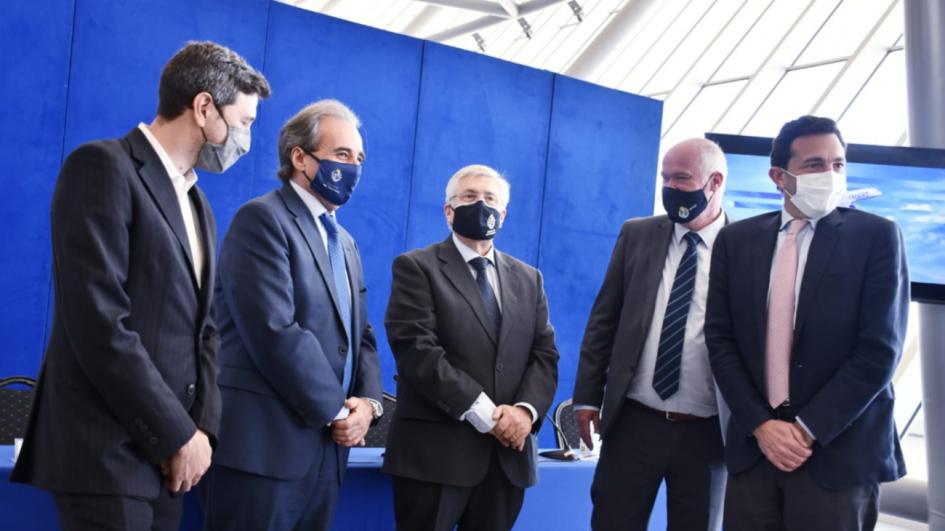 Uruguay sigue recuperando conectividad aérea Subsecretario Olaizola, autoridades del Ministerio de Turismo y representantes de JetSmart
