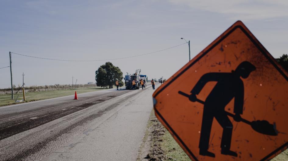 Están adjudicados los cuatro tramos para duplicar ruta 5 Señal que indica obra en ejecución