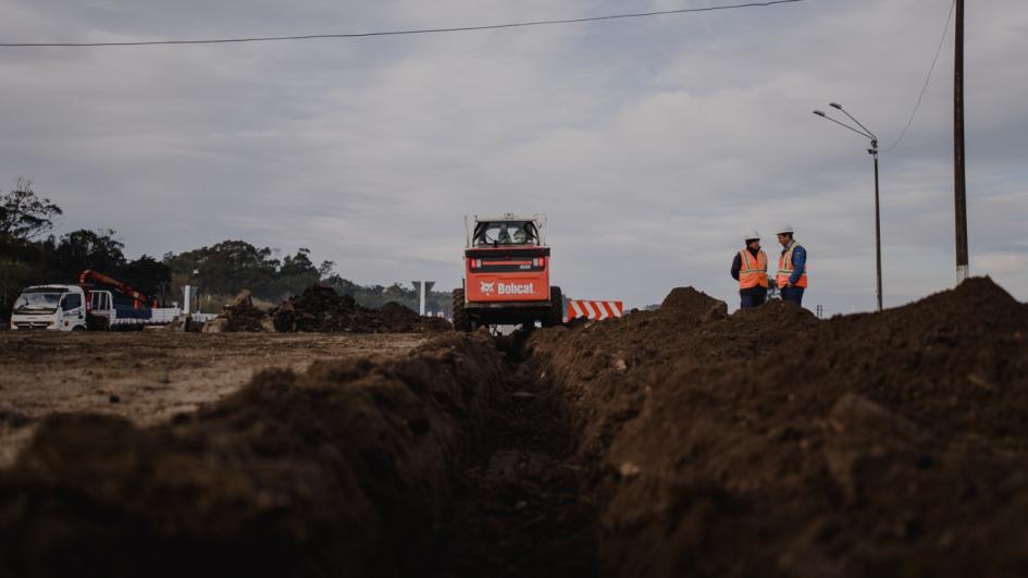 Maquina moviendo tierra en obra vial