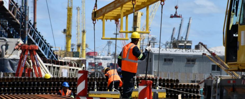 operarios en el puerto Imagen de operarios en el puerto