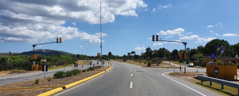 Semáforos en el cruce de ruta 10 y calle Misiones, Playa Grande.