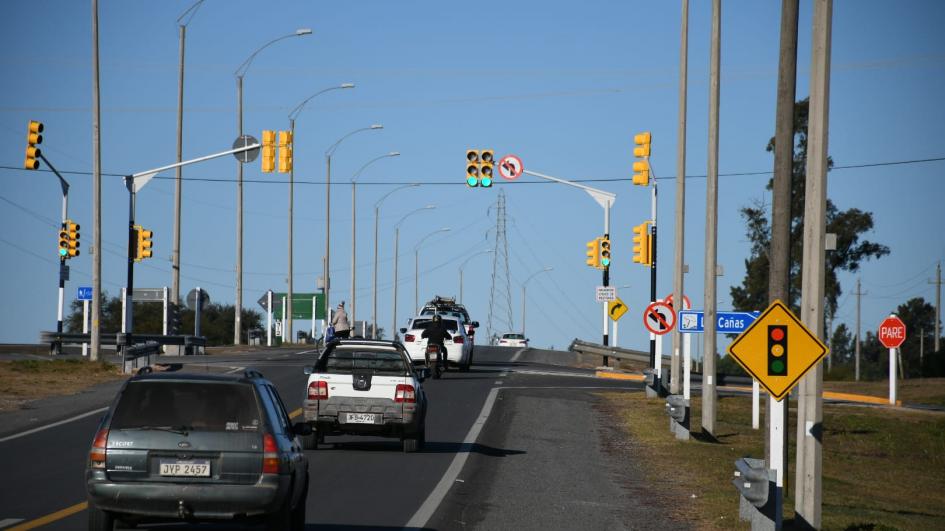 Semáforos en cruce de ruta Vladimir Roslik y calle República de Chile