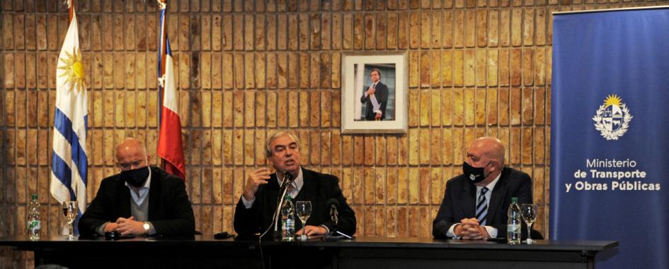 Ministro, subsecretario y director de Transporte presentando en la sala de actos.. El ministro al centro, a su derecha el subsecretario y a su izquierda el Director de Transporte, presentando en la sala de actos.