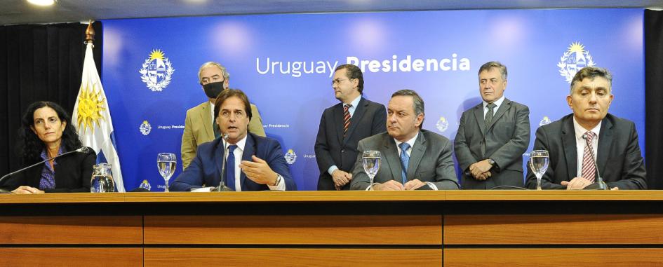 Autoridades en conferencia de prensa por planta UPM