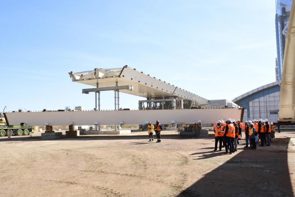 Montaje de piezas del puente arco viaducto