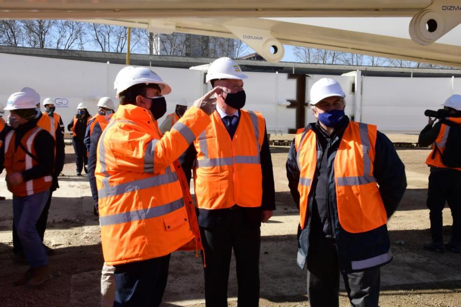 Subsecretario de transporte Juan Olaizola presenciando obras del viaducto