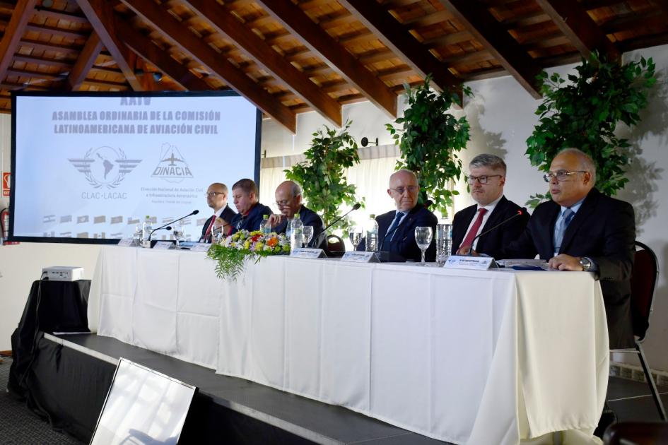 Junta Aeronáutica en sesión Junta Aeronáutica en sesión