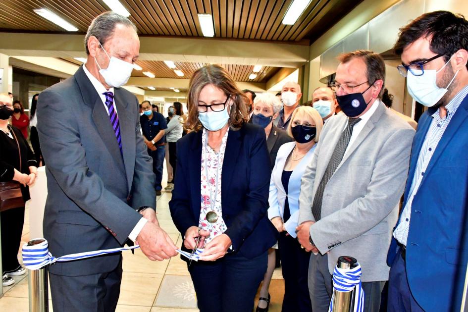 Las autoridades cortando la cinta que inaugura la Sala de Arte 