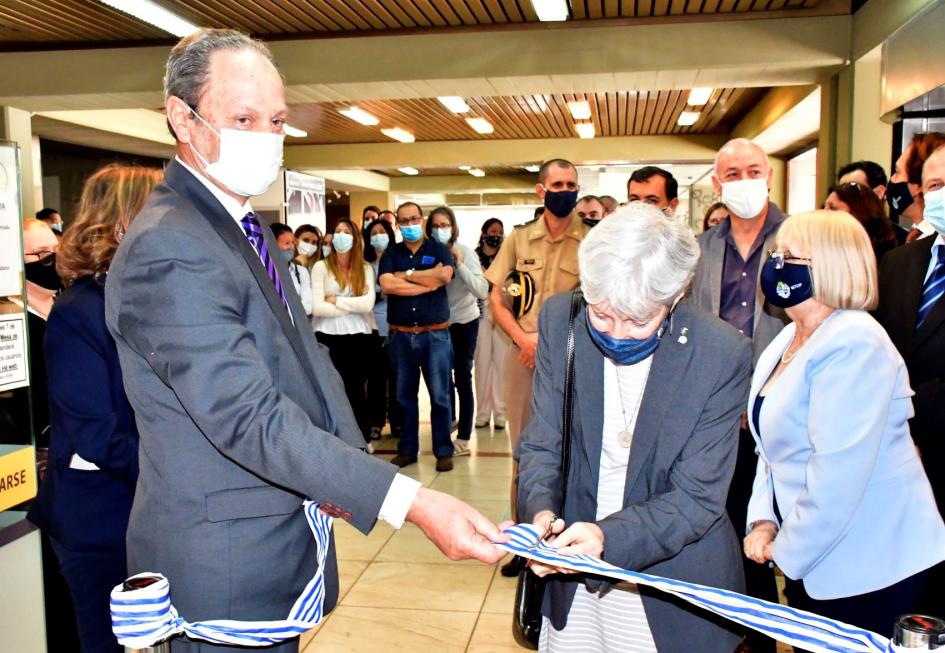 Las autoridades cortando la cinta que inaugura la Sala de Arte 