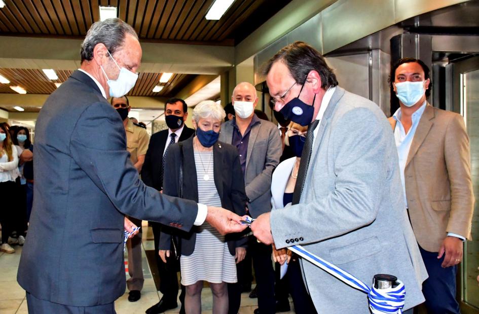 Las autoridades cortando la cinta que inaugura la Sala de Arte 