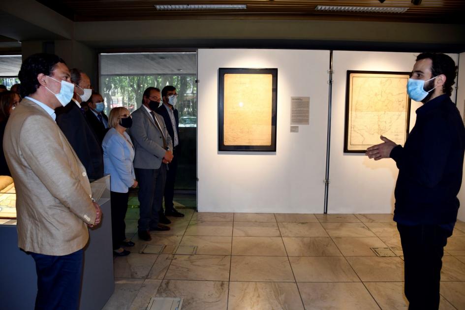 Recorrida de las autoridades por la Sala de Arte 