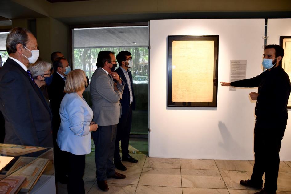 Recorrida de las autoridades por la Sala de Arte 