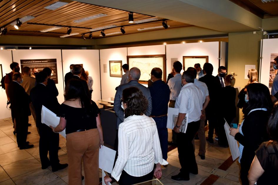 Recorrida de las autoridades por la Sala de Arte 