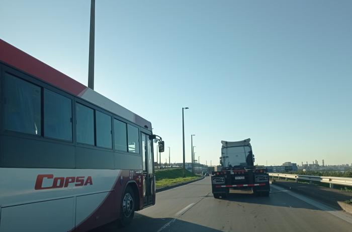 Camión y ómnibus en ruta