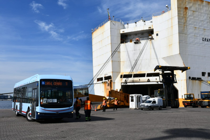 Arribó al puerto de Montevideo el buque Gran Nigeria con 50 ómnibus eléctricos