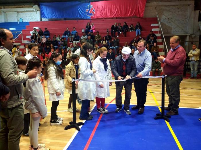 Ministro Falero, Intendente Ezquerra y niños de las escuelas 1 y 2 cortan cinta de inauguración