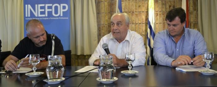 Autoridades del MTOP firmando convenio con INEFOP