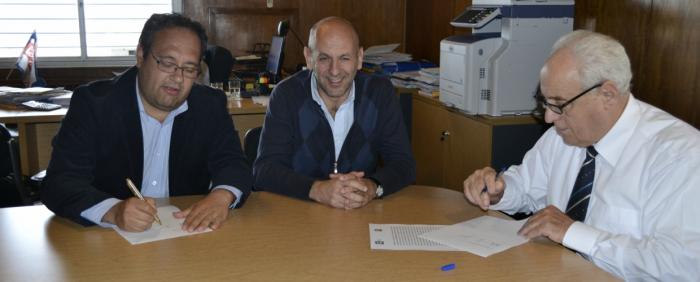 Ministro Rossi firmando acuerdo con la Intendencia de Paysandú