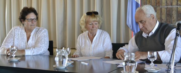 El Ministro Rossi firmando convenios con instituciones