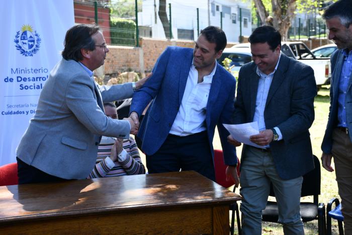 Integrantes de la mesa recibiendo el Convenio