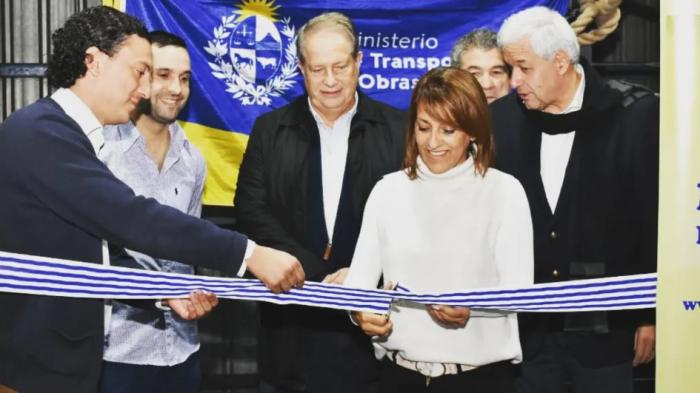 Director de Arquitectura, Santiago Borsari, intendente, alcalde y presidenta del club cortan cinta