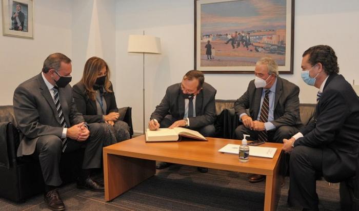 José Luis Falero firma resolución de designación como ministro de Transporte y Obras Públicas