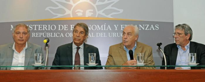 Autoridades del MTOP firmando convenios con CND y CVU