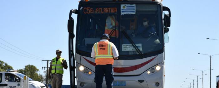 Policía Caminera controlando afuero en ómnibus interdepartamentales