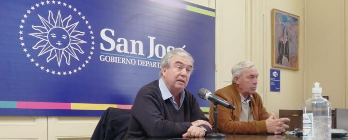 El ministro junto al intendente de San José, Pedro Bidegain, en conferencia de prensa.