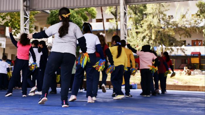Niños y niñas realizan coreografía en la nueva cancha techada