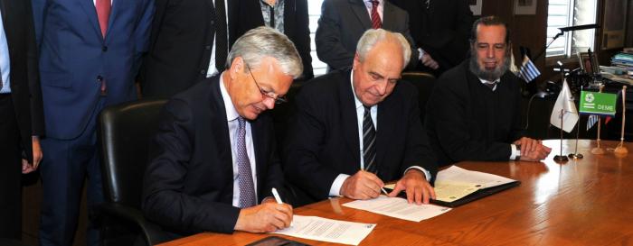 Ministro Rossi firmando convenios con empresas privadas