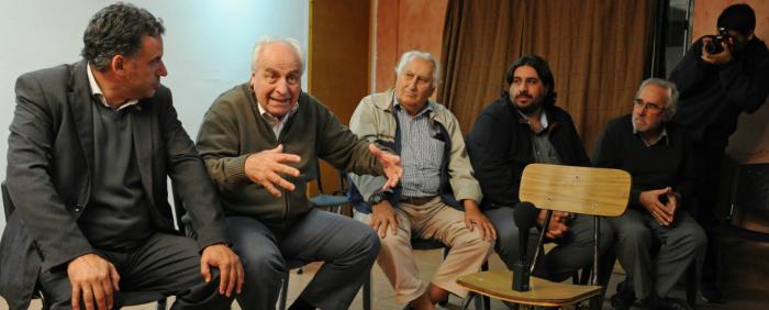 Ministro Rossi con vecinos de Colonia Nicolich