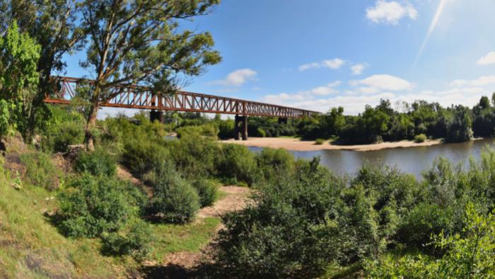 Puente ferroviario sobre el río Yí