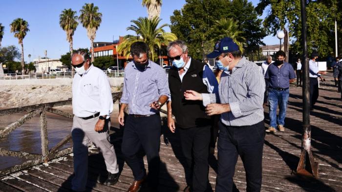 Ministro Heber recorre muelle histórico General Flores en Nueva Palmira